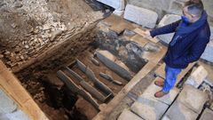 Las tumbas de la necr�polis localizada en el claustro de la Catedral de Lugo