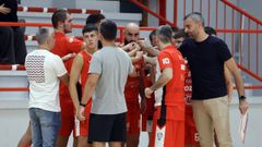 Ruiz de Galarreta, junto a sus pupilos en un tiempo muerto en Marzn.