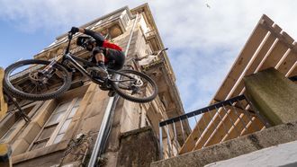 Las bicicletas aparec�an a gran velocidad entre los aplausos