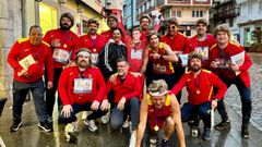 Antonio y María José, los padres de Adrián Ben, entre los vecinos y amigos disfrazados del campeón de Europa «indoor» de 800.