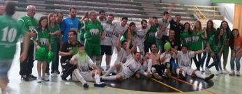 La plantilla y los aficionados desplazados a O Carballi�o festejaron el ascenso sobre la cancha nada m�s terminar el encuentro.