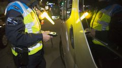 Imagen de archivo de un control de alcoholemia realizado por la Polic�a Local en Carballo.