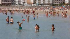 Disfrutando del calor en la playa de Silgar, en Sanxenxo