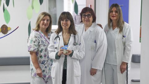 La nefr�loga Paula Delgado (segunda por la izquierda), junto a las sanitarias que atienden el banco de leche del Marcide: la auxiliar  Mar�a Est�vez y las enfermeras Carmen Galego y Yolanda Dur�n