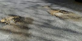 Baches pareados en la calle Prado, en Telleiras. 