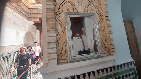 En la entrada de la Madrasa Ben Youssef exhiben una fotograf�a de Pedro S�nchez desde su visita a esta escuela del Cor�n.