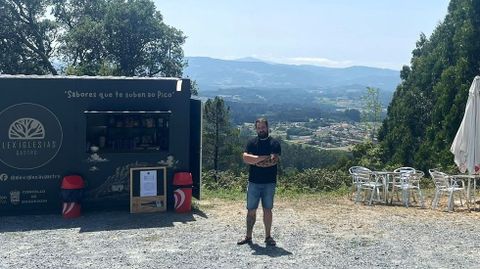 �lex Iglesias est� detr�s de la propuesta gastron�mica que forma parte de los Tardeos no Pico Sacro. Su �food truck� da servicio los viernes, s�bados, festivos y v�speras de festivo de 15.00 a 22.30 horas; y, los domingos, entre las 12.00 y las 20.30 horas. All� sirve desde refrescos a una peque�a carta con un par de hamburguesas y bocadillos, adem�s de postres (todo con un sello local).