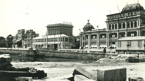 Retrospectiva de 1936 con la vista del embarcadero al pie del Kiosko Alfonso y La Terraza. Al fondo, el edificio del Banco Pastor.
