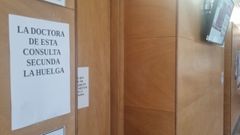 En algunos centros de salud (en la imagen, el de Los Rosales, en A Corula), los profesionales advierten de la huelga con carteles en la puerta de sus consultas