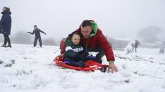 En el alto de San Marti�o, en Ourense, muchas familias disfrutaron de la nieve