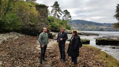 El diputado autonmico Xos Manuel Golpe, flanqueado por los concejales Iago Varela y Paula Gonzlez, junto al Muo de Mar