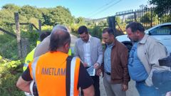 El delegado territorial de la Xunta en Pontevedra, Pablo Fern�ndez, y el alcalde de Caldas, Jacobo P�rez, este lunes en un tramo del r�o Umia