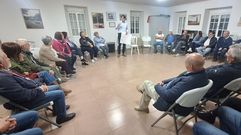 El alcalde de Vedra, Carlos Mart�nez Carrillo, en la primera reuni�n de la ronda anual con los vecinos de las parroquias, en Illobre