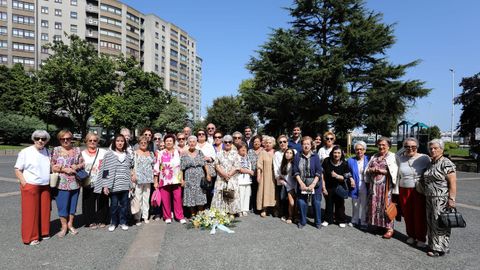 Ofrenda floral de las antiguas trabajadoras de la F&aacute;brica de Tabacos de A Coru&ntilde;a ante el monumento a la cigarrera Amparo, en la plaza de A Palloza