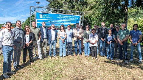 La conselleira Mar�a M. Allegue, en el centro, con personal de la Conseller�a de Infraestruturas y mun�cipes de la zona de A Gudi�a y Viana do Bolo.
