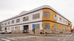 Un equipo de trabajadores ya opera sobre las antiguas instalaciones log�sticas de Albo para pintar de blanco su hist�rica fachada amarilla.