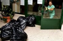 El personal de limpieza est� a la espera de que se le comunique el nuevo horario de trabajo.