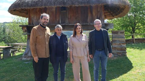 Oliver Laxe con el alcalde de Cervantes, Carmela L�pez y Francisco Boya, de secretario general para Reto Demogr�fico
