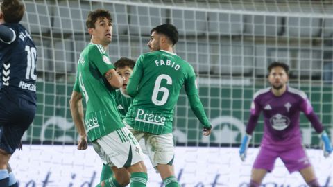Gorostidi y Fabio en una acci�n defensiva frente al Celta Fortuna.