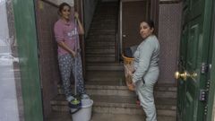 Buohra y su hermana Mina han logrado regresar a su casa limpiando ellas mismas los daños del incendio de Pontepedriña