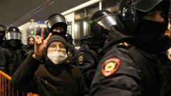 Una manifestante hace el signo de la victoria mientras es arrestada por un grupo de polic�as en San Petersburgo
