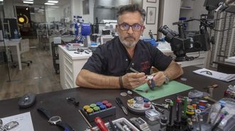 Luis M�guez en su taller de relojer�a de Ordes donde repara relojes de miles de euros que le llegan de toda Europa