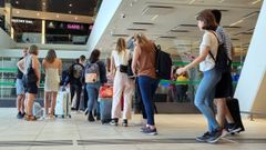 Viajeros esperando en la estaci�n de Urz�iz, en una foto de archivo