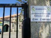 Un cartel informa a los vecinos del n�mero de tel�fono al que tienen que llamar. 