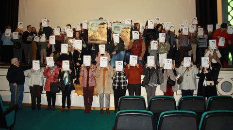 Codillo.Los asistentes a los homenajes de la Festa do Codillo apoyaron la campa�a del Ayuntamiento de Almendralejo de apoyo a �Bu�uel en el laberinto de las tortugas�, que opta a cuatro premios Goya