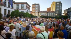 Los participantes en la protesta se concentraron a las ocho de la tarde junto a la puerta lateral del Ayuntamiento de Monforte