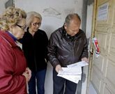 Vecinos de Escarabote en la oficina de atenci�n al p�blico cerrada con el correo que se deja en la puerta.