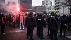 Los miembros de los sindicatos franceses y los empleados de una planta de incineraci�n en huelga bloquean la entrada de la planta para protestar contra la ley de reforma de las pensiones en Ivry-sur-Seine, en las afueras de Par�s.