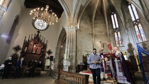 El obispo ofici una misa para bendecir la nueva vida para el templo.