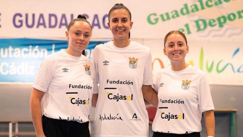 Lara D�az, en el centro, en su primer entrenamiento con el Cajasol Guadalcac�n.