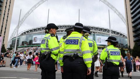 Agentes de Polica patrullando por Londres.