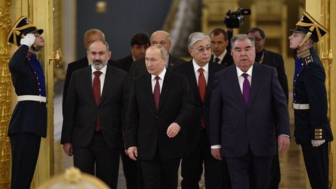 De izquierda a derecha, el primer ministro armenio, Nikol Pashinyan, y los presidentes de Bielorrusia, Alexander Lukashenko, de Rusia, Vladimir Putin; el de Kirguist�n, Sadyr Japarov, el de Kazajist�n, Kassym-Jomart Tokayev, y el de Tayikist�n, Emomali Rakhmon, antes de una reuni�n de los l�deres de la Organizaci�n del Tratado de Seguridad Colectiva (OTSC) en el Kremlin.