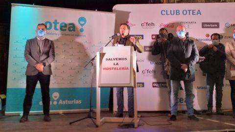 El presidente de Otea, Jos� Luis �lvarez Almeida, interviene en la protesta de la hosteler�a en Oviedo contra las medidas frente a la pandemia 