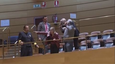 Desalojados del Senado dos familiares de las v�ctimas del Alvia