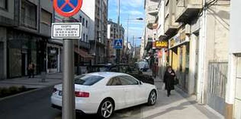 Los veh�culos est�n tan metidos en la acera en numerosas ocasiones que dificultan el paso de los peatones.