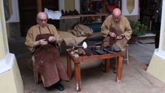Santiago Castro (izquierda) con su amig� Ramon� en una feria medieval de Betanzos.