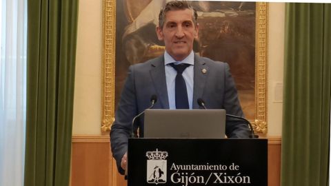 El concejal de Deportes y Educaci�n del Ayuntamiento de Gij�n, Jorge Pa�eda, en el consistorio gijon�s