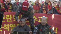 Marines veteranos se cortan el pelo al cero como protesta contra el presidente Yoon Suk-yeol.