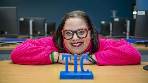 Rebeca Crujeiras�con la estatuilla que recibi� como mejor agente TIC de Galicia