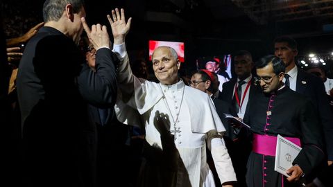 El papa Le�n XIV saluda a los miles de asistentes al foro celebrado en el Movistar Arena.