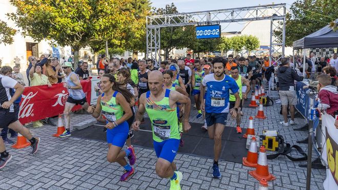 Imagen de una de las salidas de la carrera popular de Cee celebrada hace un a�o.