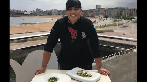 Lara Roguez, la chef del restaurante Kraken del Acuario, con dos de sus creaciones culinarias