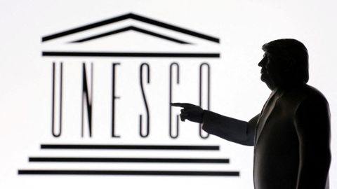 Un modelo en miniatura impreso en 3D de Donald Trump con el logotipo de la Unesco.