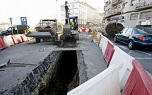 Los trabajos se extendieron ayer a la rotonda del puente de A Barca, en el lado de Poio.