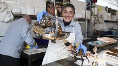 Rebeca, trabajadora de Pescados Lano, muestra dos lubrigantes de buen tama�o, que ayer se vend�an a 75 euros.