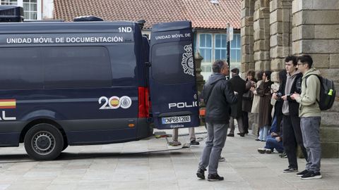 Furgonetas m�viles de expedici�n del DNI en la plaza del Obradoiro